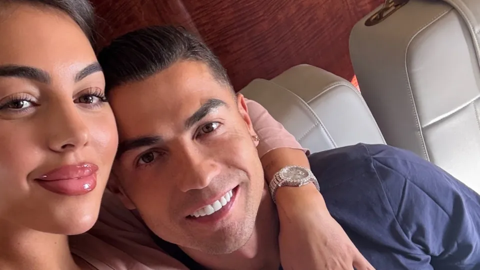 Georgina Rodríguez partilha novas fotos com anel de noivado... e Ronaldo